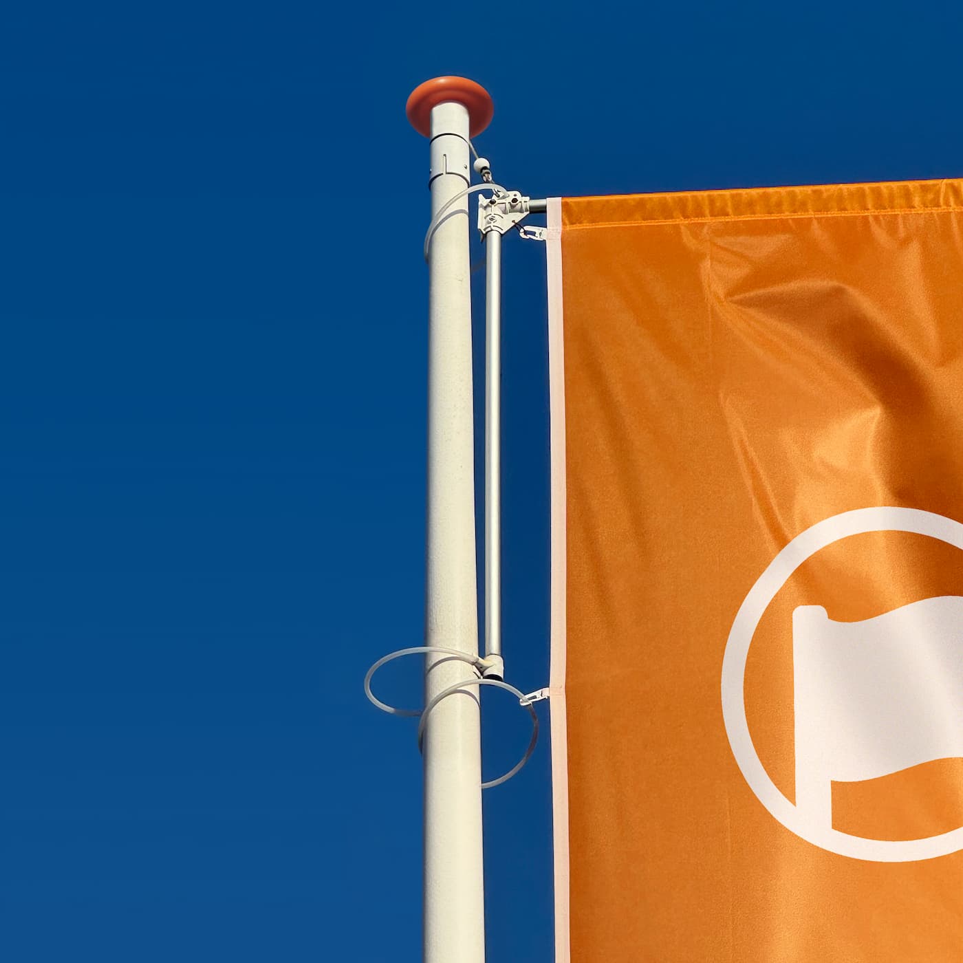 Banner holder can be hoisted